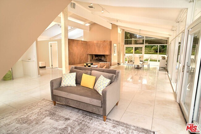 Foto del edificio - 3835 Sapphire Dr