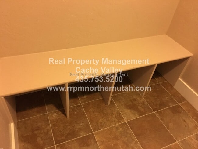 Building Photo - A Beautiful 3 Bedroom 2 Bath Home! Availab...