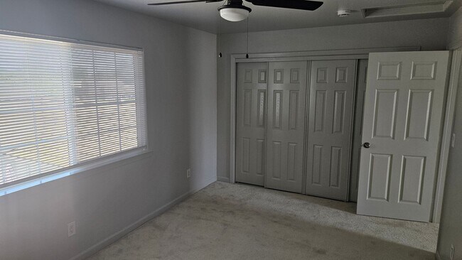 Foto del edificio - Three Bedroom Two and a half bath house, 2 car garage, central air. Available now.