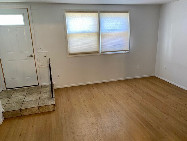Puerta principal - 411 E Broadway St