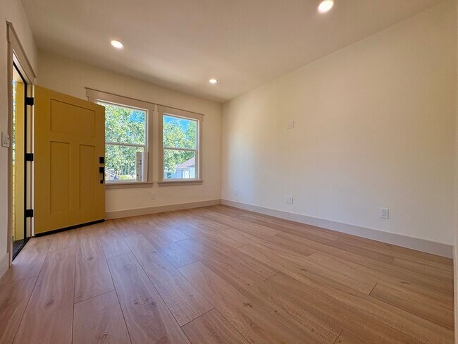 Foto del edificio - Beautifully updated 2/1 in North Oak Park! Located Close to UC Davis Med Center + MgGeorge Law Sc...