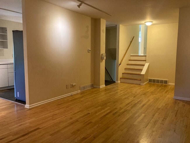 Building Photo - Huge 5BR, large yard, fireplace, big rooms...