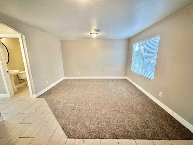 Building Photo - Desert Hills Gem!