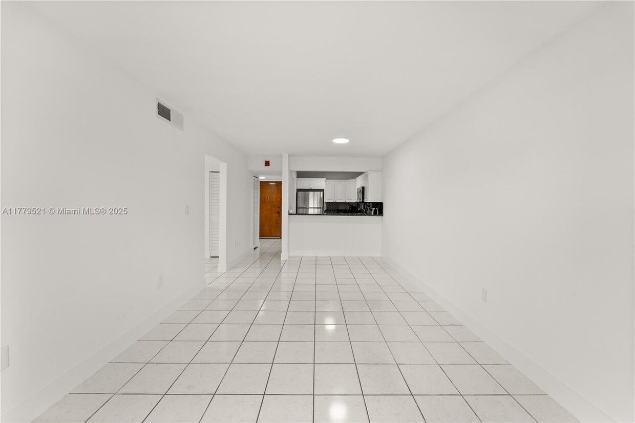 Foto principal - 8990 SW 24th St