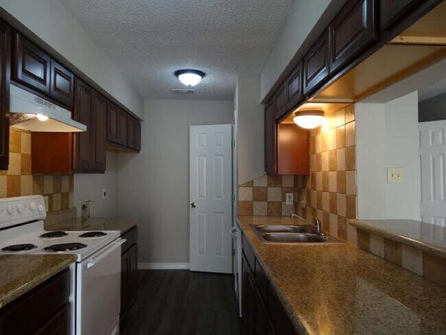 Foto del edificio - 15521 Weldon Dr