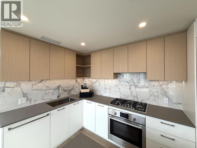 Building Photo - 6468-6468 Willingdon Ave