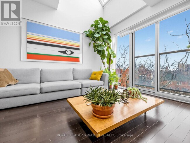 Photo du bâtiment - 1636 Dundas St W