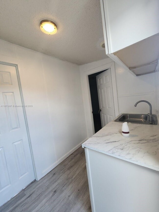 Building Photo - 11908 Cove Pl
