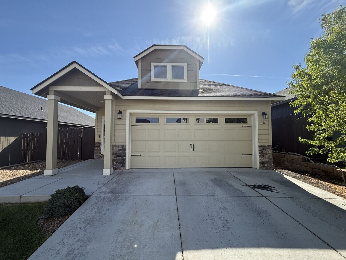 Foto principal - CHECK OUT THIS BEAUTIFUL HOME IN MAPLE MEA...