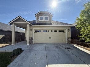 Building Photo - 894 NW 24th Way