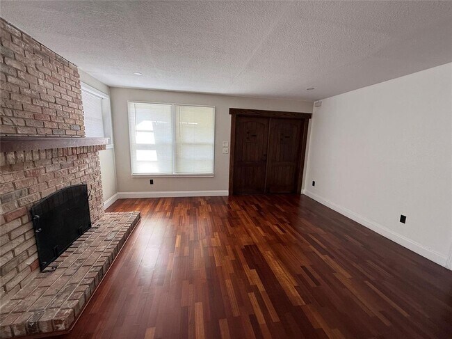 Building Photo - 5025 SW 64th Ave