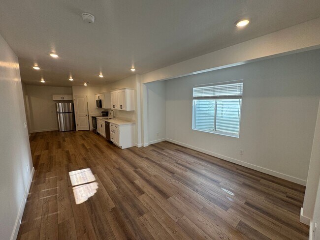 Foto del edificio - Recently Finished Basement! 3 bed 2 bath - in unit laundry!