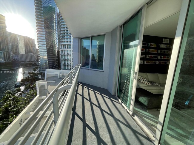 Foto del edificio - 325 S Biscayne Blvd