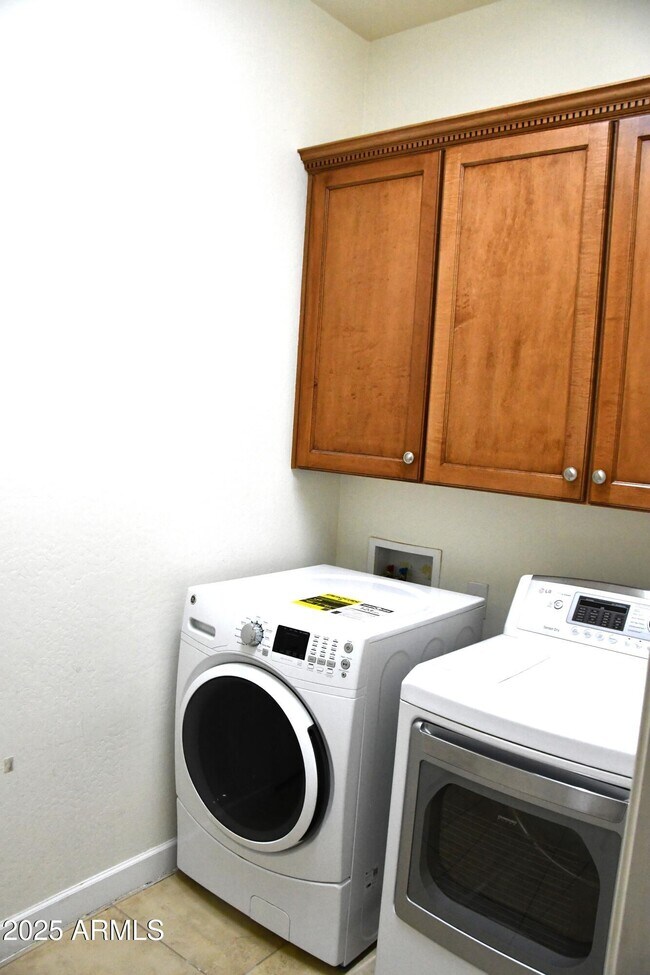 Foto del edificio - 9539 W Harmony Ln