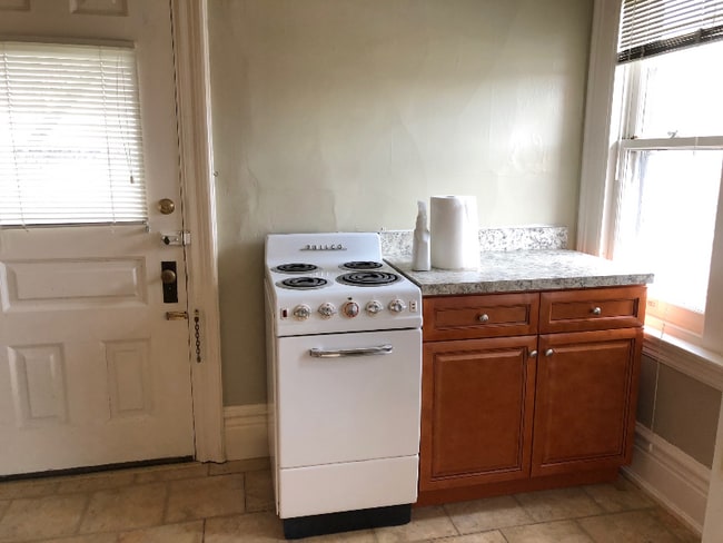 Building Photo - 1200 W 10th St