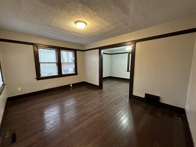 Building Photo - 1452 Myott Ave