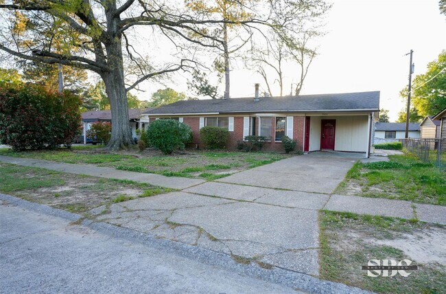 Foto del edificio - BIG HOME IN GARDEN VALLEY AREA OF SHREVEPORT