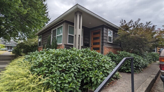 Puerta principal - 2815 SE 27th Ave