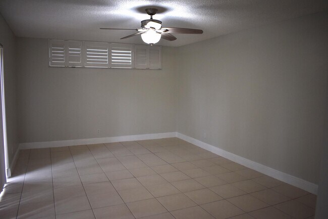 Foto del edificio - 8393 Trent Ct