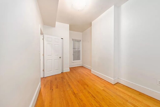 Foto del edificio - Charming 2br/1ba Near U St/Shaw with Parking!