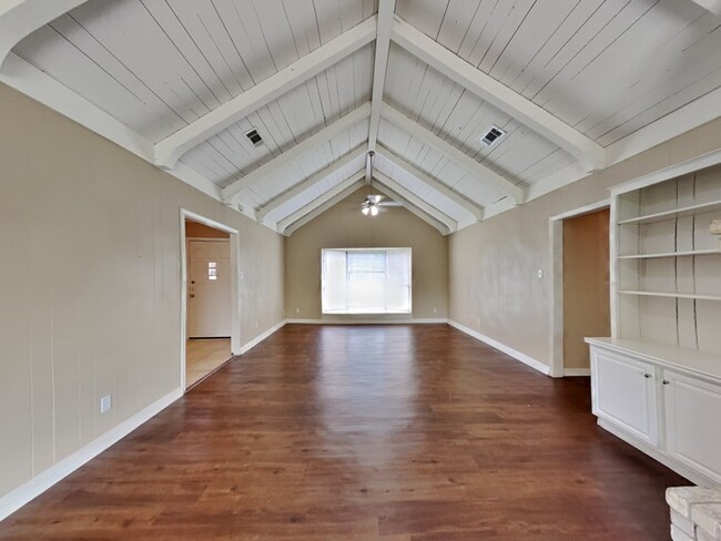 Building Photo - 6002 Raza Rd