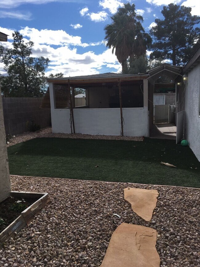 Foto del edificio - 913 Shadow Mountain Pl