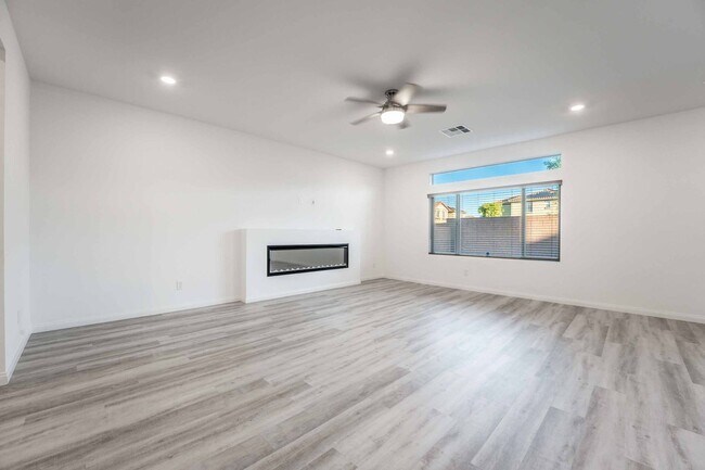 Foto del edificio - Luxurious 4 Bedroom Retreat in Las Vegas!