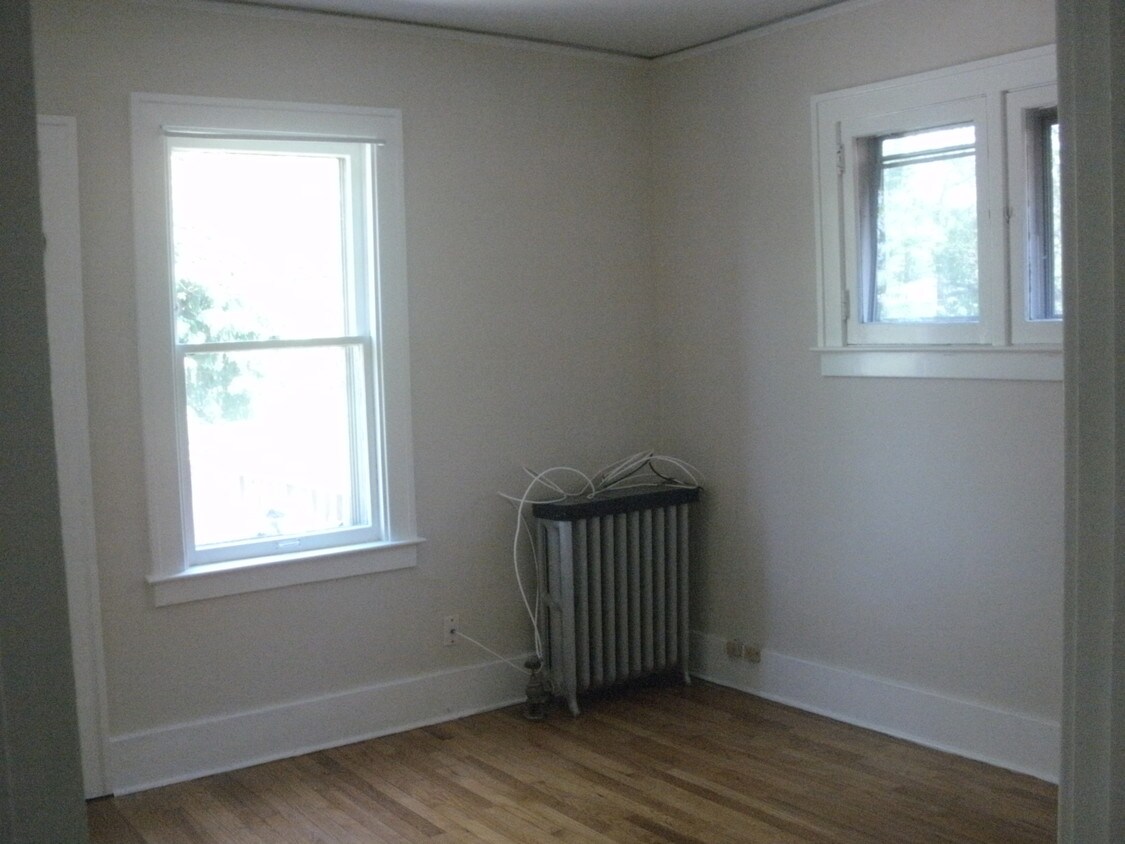 Primary Photo - 1266 Lakepointe St