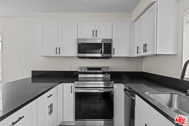 Foto del edificio - 546 N Genesee Ave