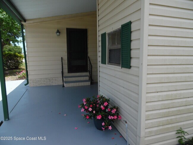 Building Photo - 327 Macadamia Dr