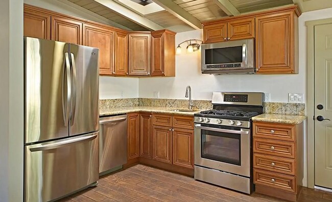 Foto del edificio - Applications are limited to individuals affiliated with the current tenants (roommate replacement...