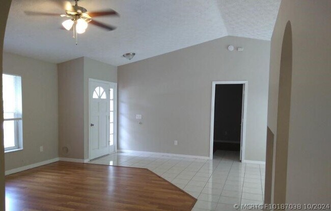 Building Photo - 3265 SW Escarole St
