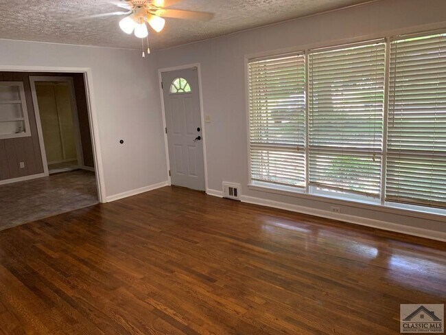 Building Photo - 200 Glencrest Dr