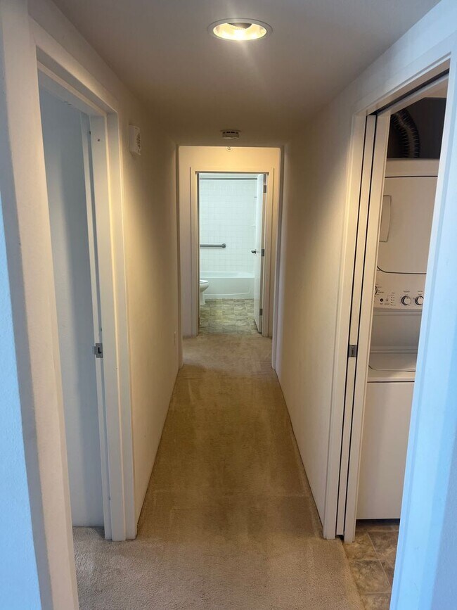 Foto del edificio - 2 Bedroom, 1.5 Bath, 1 Parking Close to Everything
