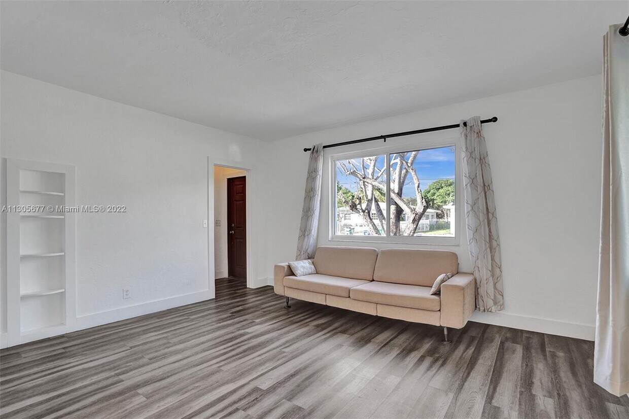 Foto principal - 1140 NE 111th St