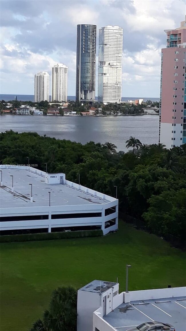 Foto del edificio - 3300 NE 191st St