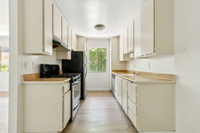 Foto del edificio - Newly Renovated 1BD Condo Available Now!  ...