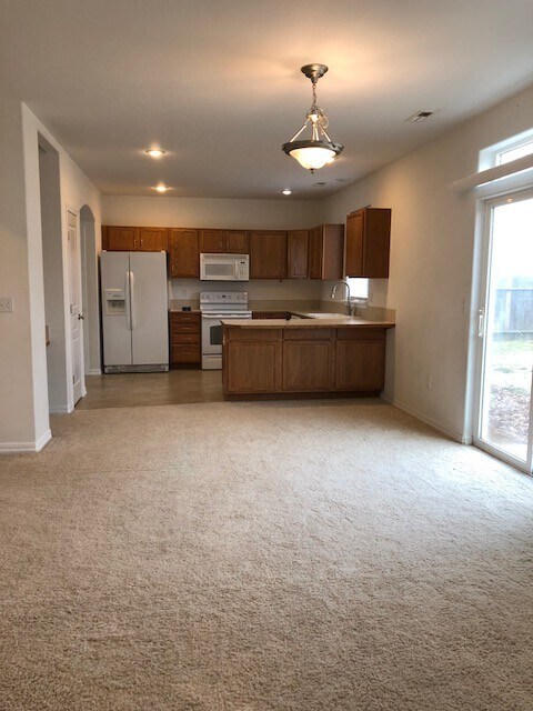 Building Photo - 4 Bedroom 2.5 Bath with 2 car garage