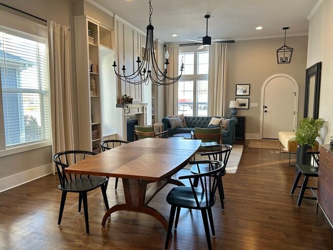 Amplia sala de estar/comedor con techo abovedado y chimenea a gas. - 405 E 32nd Ave