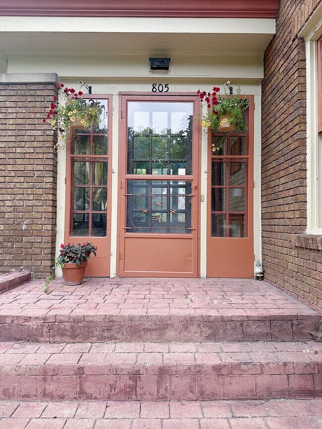 Foto del edificio - Charming Furnished 3BR/2BA Duplex in Histo...