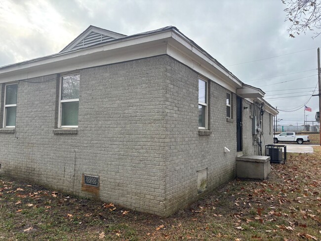 Building Photo - 3034-3036 Sinclair St