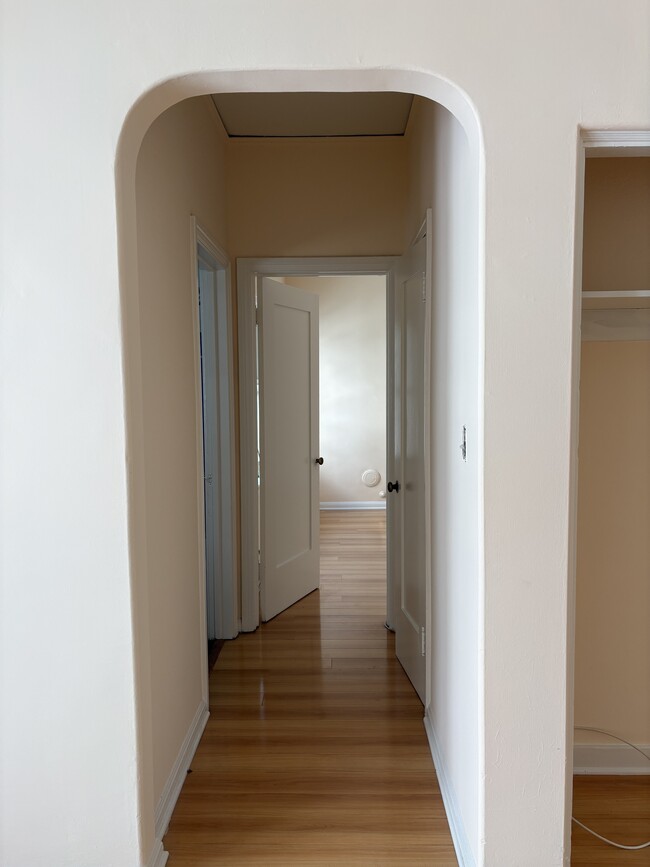 Pasillo que conduce al baño y al dormitorio. - 1327 S Gramercy Pl