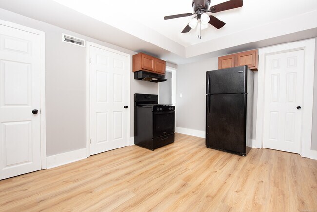 Building Photo - 6 Crescent St