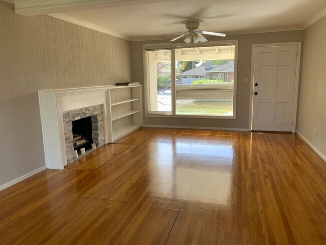 Foto del edificio - 14850 Elton Drive