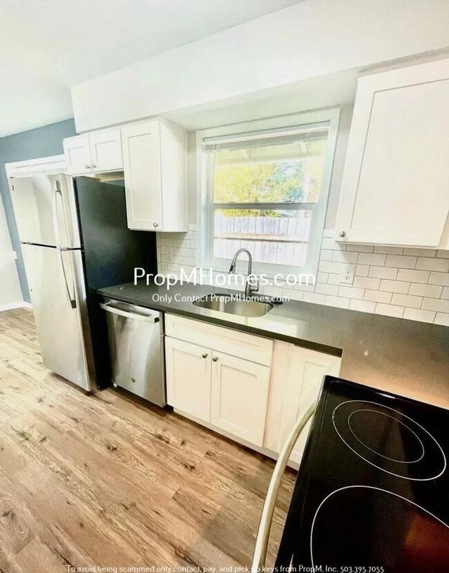 Building Photo - Updated One Bedroom in Montavilla - Large ...