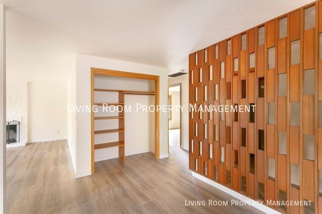 Building Photo - Recently Renovated Retro Townhome.
