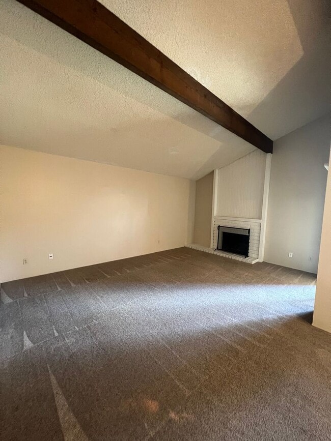 Building Photo - 817 Quail Ln
