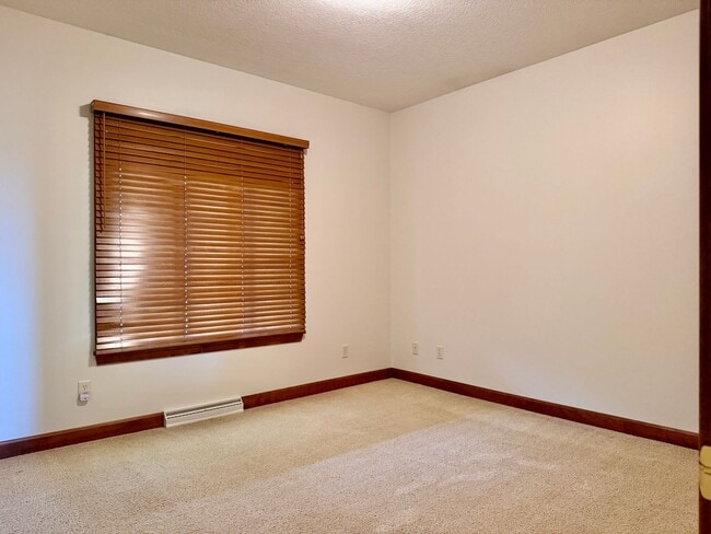 Building Photo - 1142 Pine Bluff Dr NE