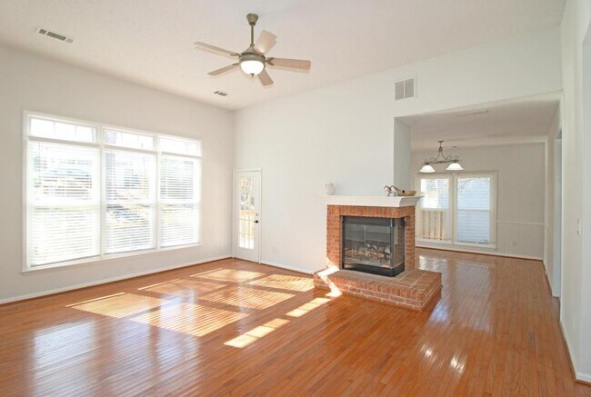 Foto del edificio - 303 Leeward Walk Ln