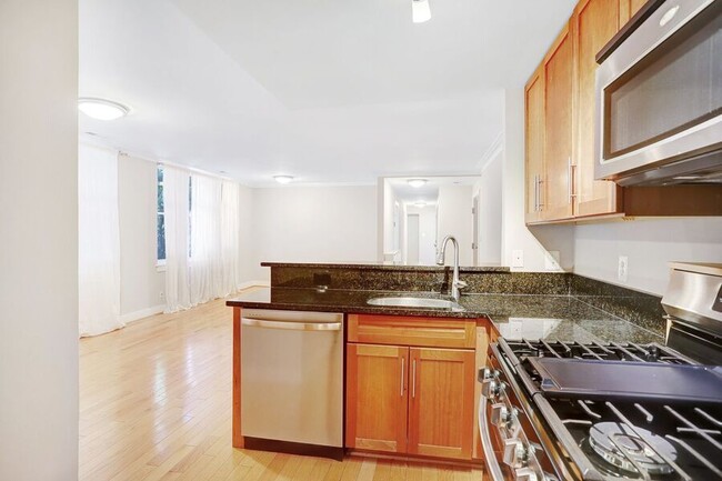 Building Photo - Sunny 3-Bedroom Corner Unit in Eckington/B...